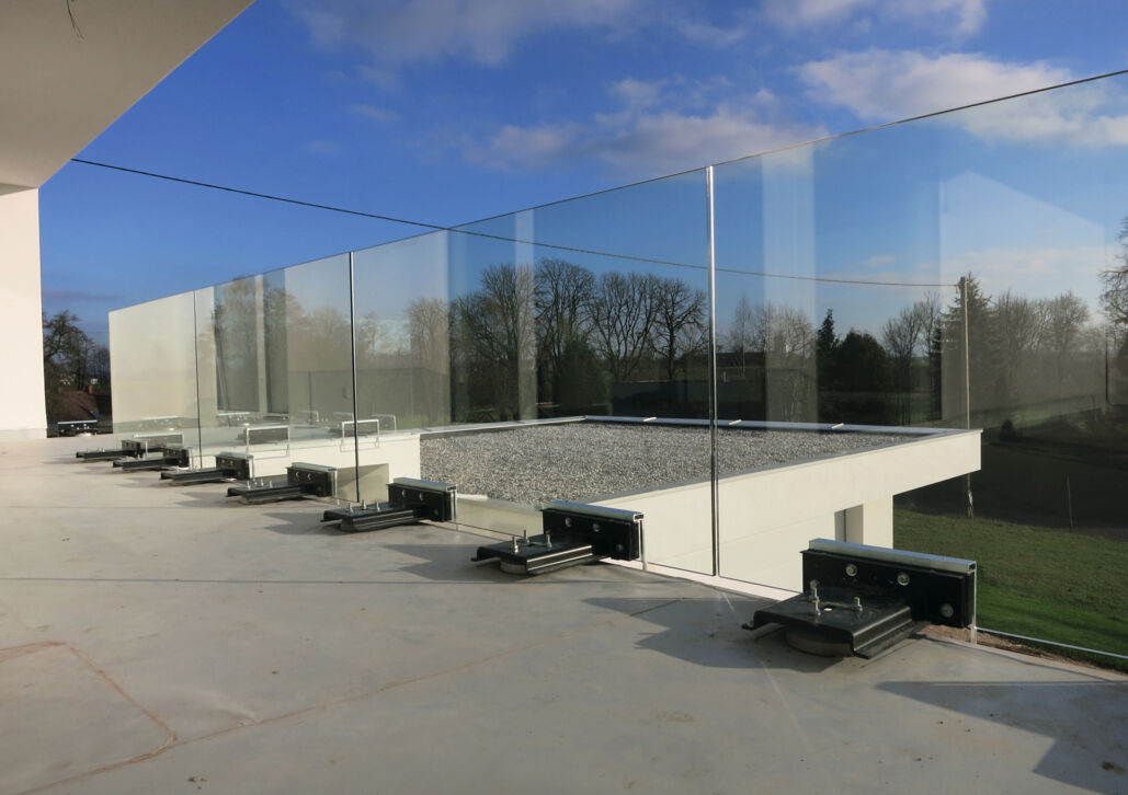 Utilisation du système de fixation BefTec pour le garde-corps en verre d'une terrasse