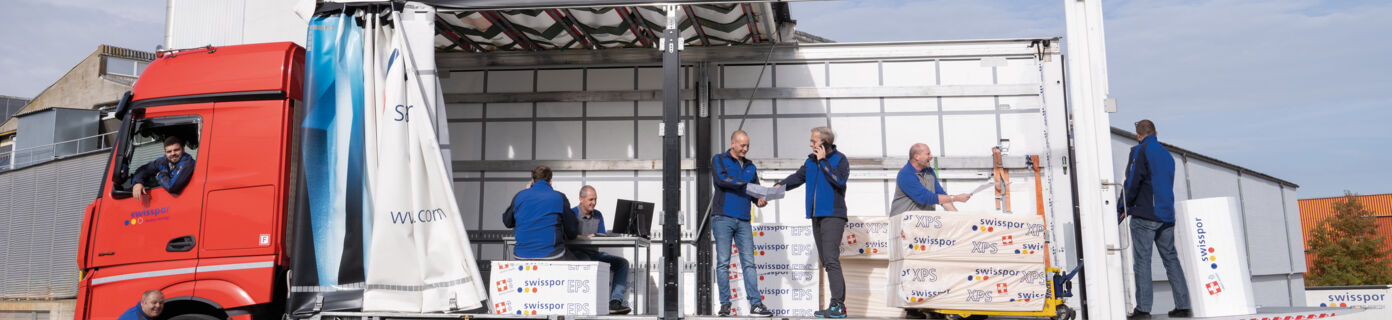 Teamfoto Dispo in Boswil auf einem Lastwagen. Teamfoto