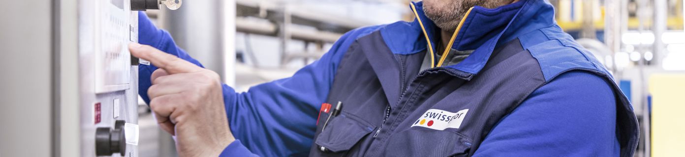 Mitarbeiter an der Maschine XPS Produktion Boswil