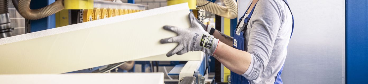 L'employé à la machine Production PIR Boswil