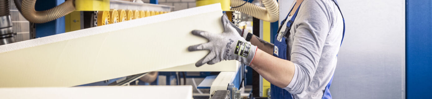 Mitarbeiterin an der Maschine