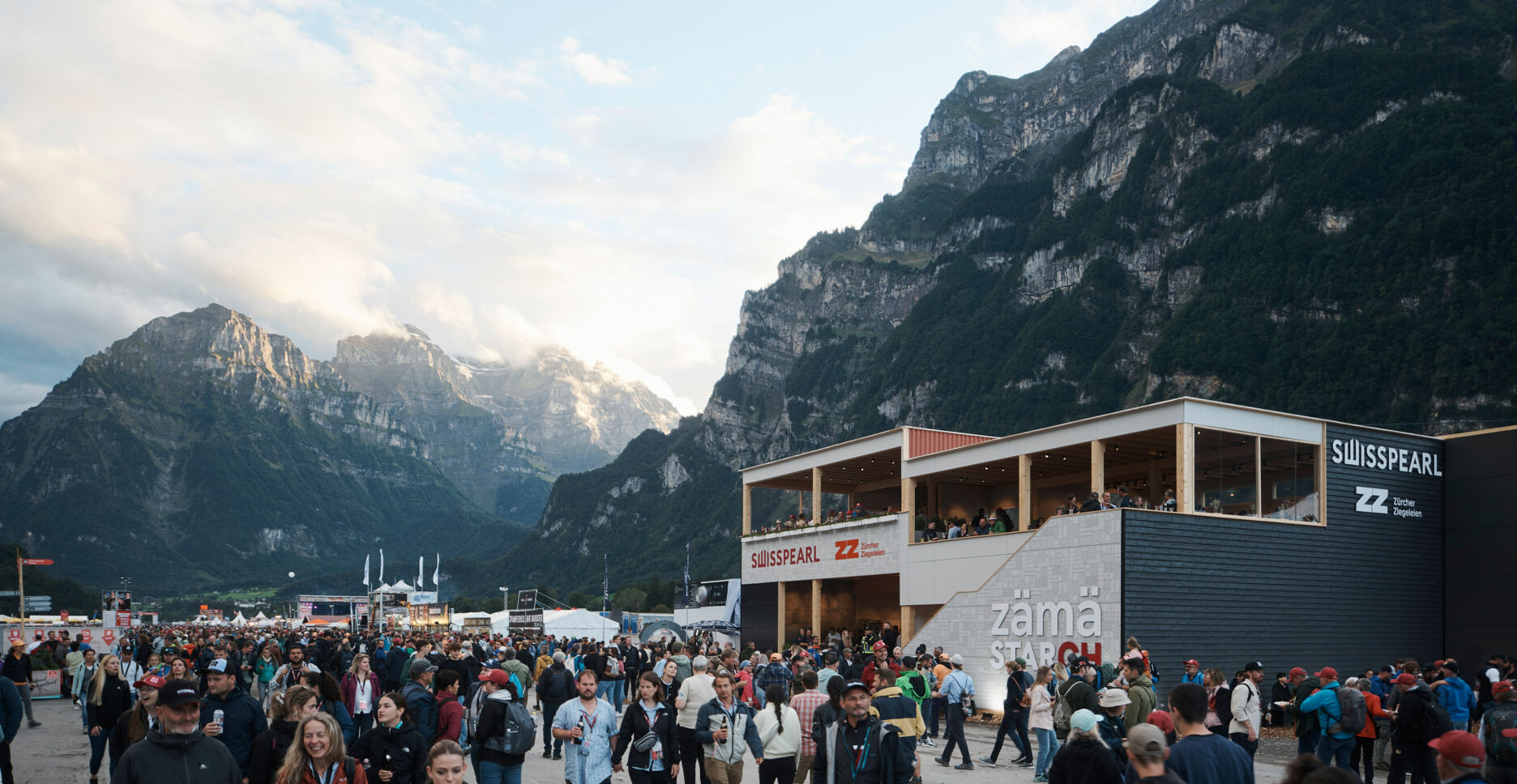 Ein Stand, der mit der Landschaft verschmilzt.