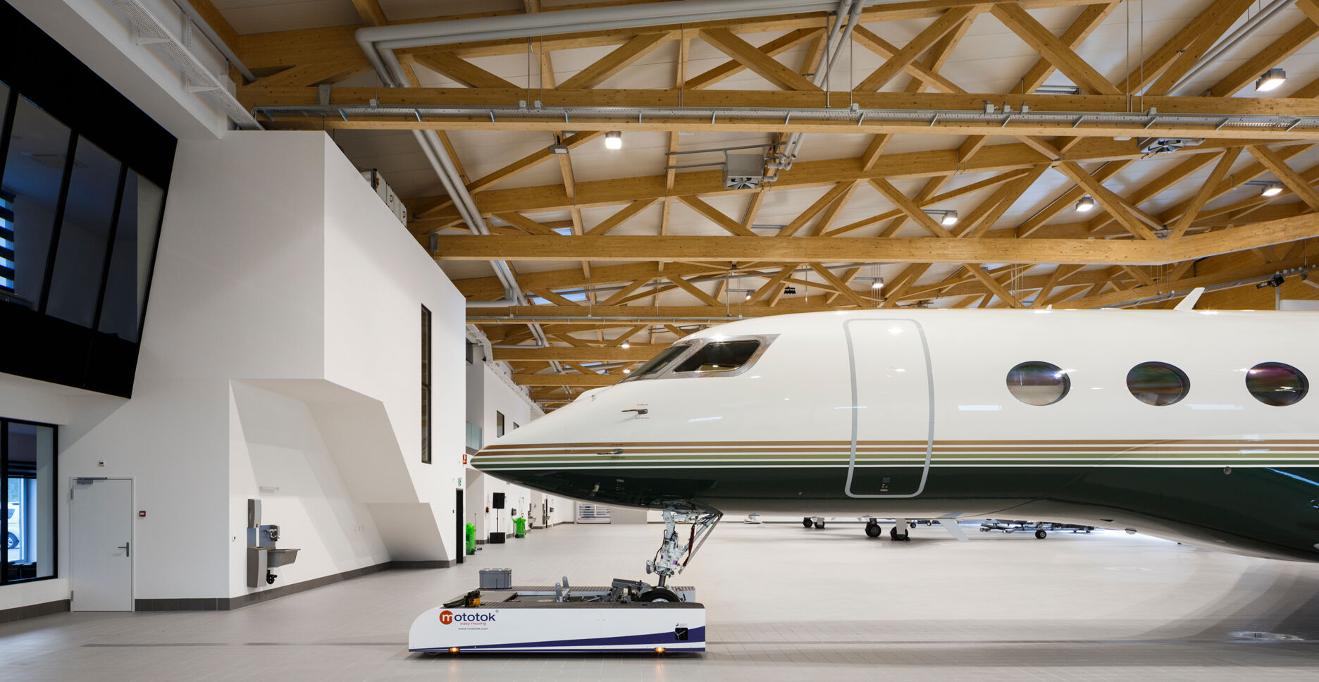 Privatflugzeug in der Flugzeughalle