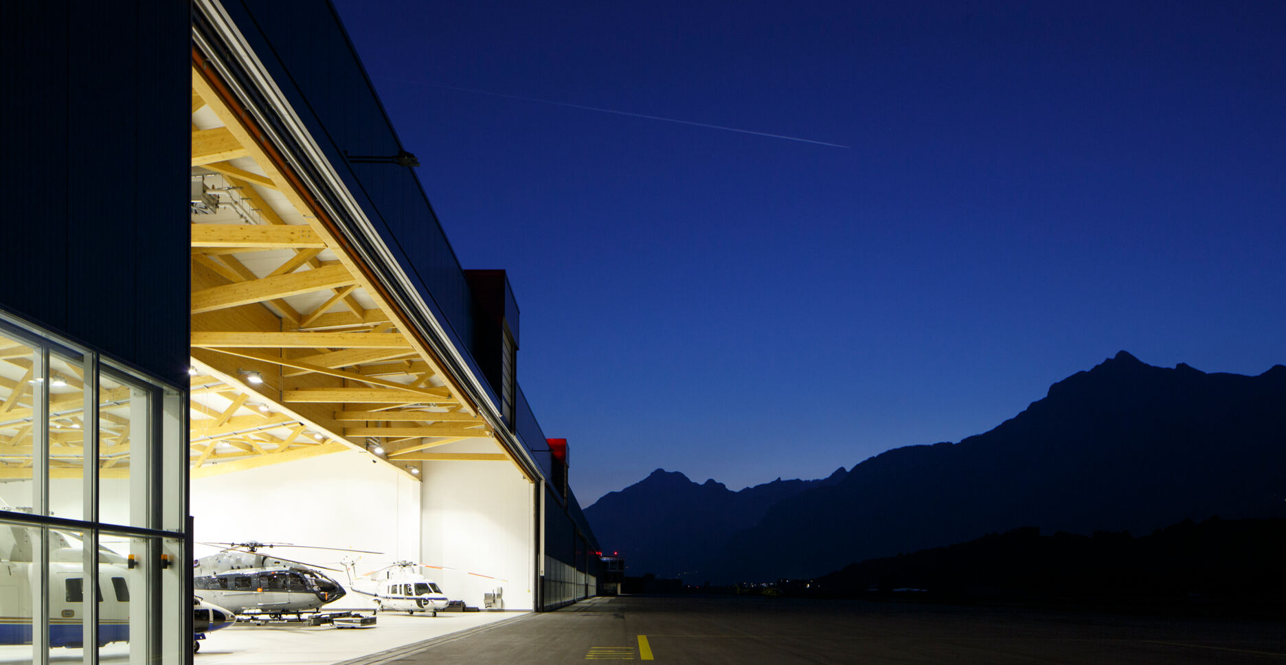 Offener Hangar bei klarem Nachthimmel