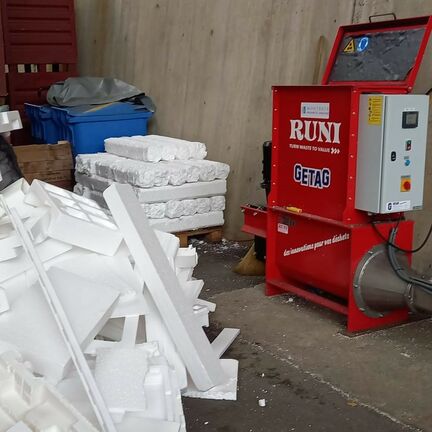 Polystyrènes_vrac_avec_machine Polystyrènes_vrac_avec_machine