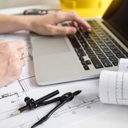 ritaglia-le-mani-piano-di-disegno-e-navigazione-portatile ritaglia-le-mani-piano-di-disegno-e-navigazione-portatile