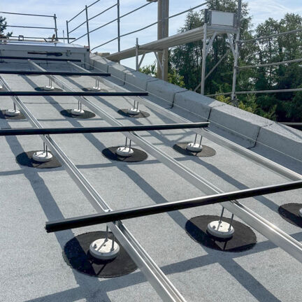 BefTec im Montageprozess auf dem Dach einer Kirche in Samstagern BefTec Montageprozess