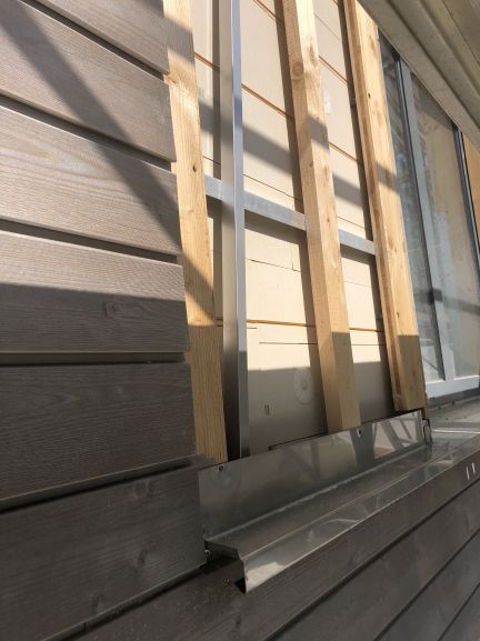 Nach der durchgeführten Ausrichtung der Unterkonstruktion und der Anbrigung der Lüftungsprofile kann mit der Montage der Bekleidung begonnen werden. WZS Wohnen im Zentrum