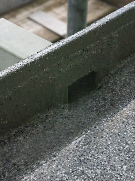 Balkonboden und Fussleiste mit Abluss aus grauem Flüssigkunststoff  Objektreportage Flüssigkunststoff Widen