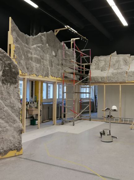 Die Bergwelt wird in Position gebracht Smilestones Miniaturwelt