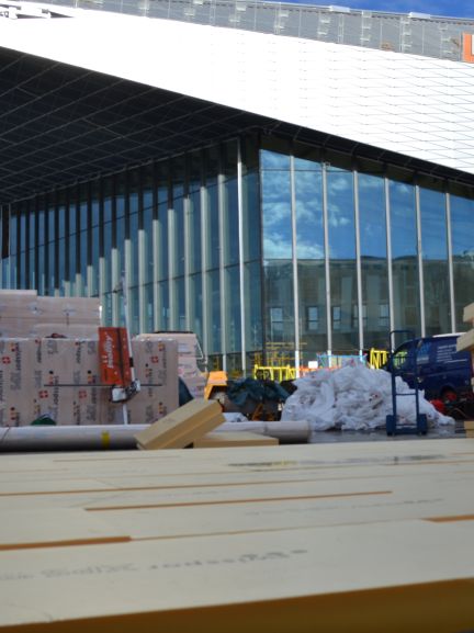 Dämmplatten vor dem Kongresszentrum im Aufbau Kongresszentrum EPFL