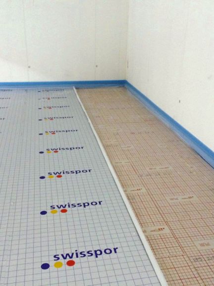 Ansicht Turnhallenboden mit verlegter Wärmedämmung swissporPUR Vlies und Trittschalldämmung swisspor Roll EPS-T Typ 3 Turnhalle SIS