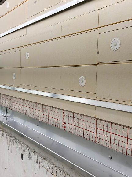 Nach der Montage der Flächendämmung werden die Vento Aluwinkel in die dafür vorgesehenen Schlitze montiert. WZS Wohnen im Zentrum