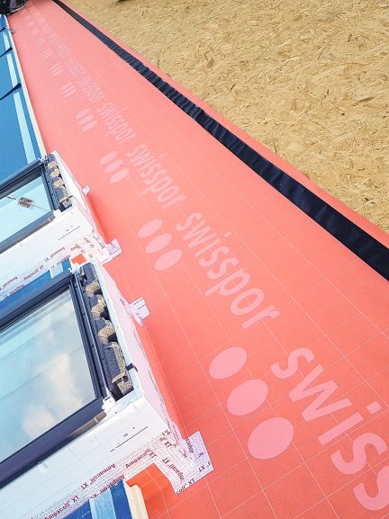 Verlegte swissporTETTO Alu Difuplan Platten mit darunterliegender swissporDampfbremse SD 5 Einfamilienhaus Thalmann