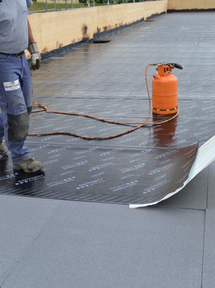 Posa dell'impermeabilizzazione sopra l'isolamento Centre de renfort de la Veveyse