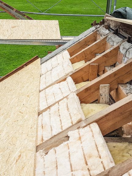 Grobspanplatten OSB auf Sparrenlage mit Zwischensparrendämmung geschraubt Einfamilienhaus Thalmann