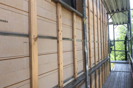 Montage der Tragprofile (Holz oder Alu) auf den bereits eigesteckten Aluwinkeln WZS Wohnen im Zentrum