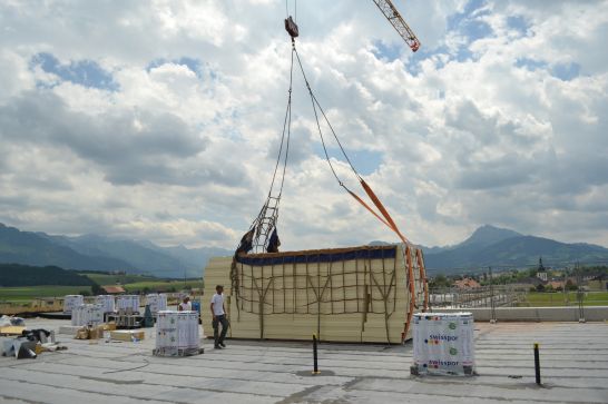 Anlieferung der swissporPIR Alu Dämmplatten mit dem Kran Cycle d’Orientation