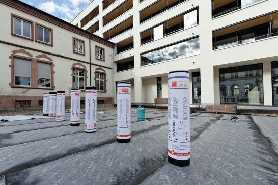 Ansicht Turnhallenflachdach vor dem Verarbeiten der 2. Abdichtungslage swissporBIKUTOP EP5 flam Turnhalle SIS
