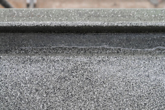 Balkonboden und Fussleiste aus grauem Flüssigkunststoff  Objektreportage Flüssigkunststoff Widen