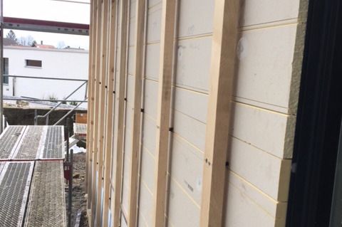 Verarbeiteter swissporPUR (PIR) bereit zur "Aufnahme" der Holzschalung und Fassadenbekleidung Siedlung Gummenhubel