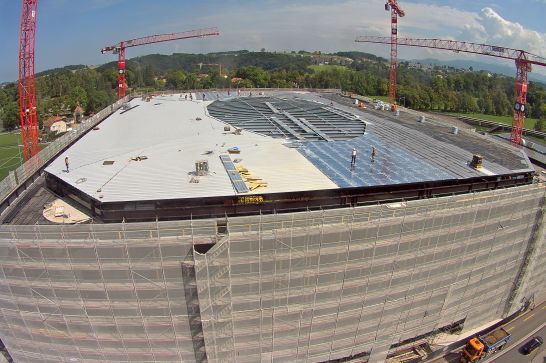 Lavori di costruzione della pista di ghiaccio di Friburgo sotto il sole Patinoire de Fribourg
