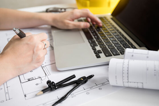 ritaglia-le-mani-piano-di-disegno-e-navigazione-portatile ritaglia-le-mani-piano-di-disegno-e-navigazione-portatile