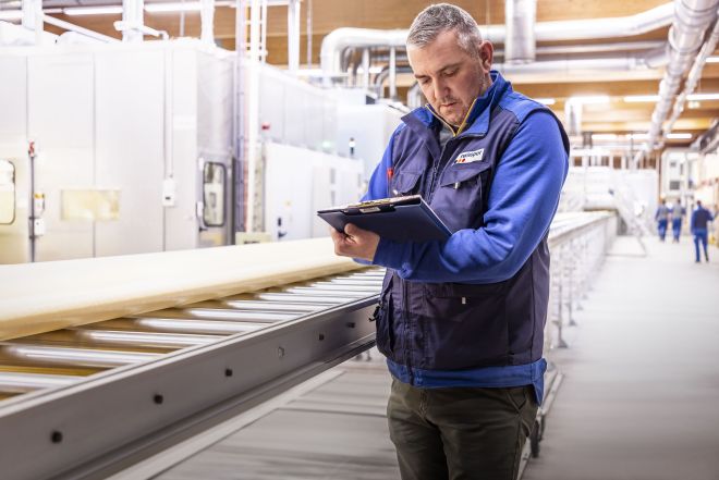 Lavoratore all tappeto mobile del XPS Produzione XPS Boswil