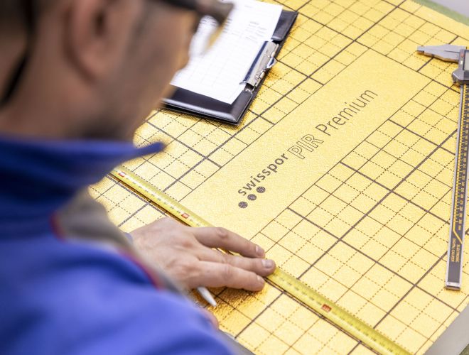 Mitarbeiter mit PIR PIR Produktion Boswil