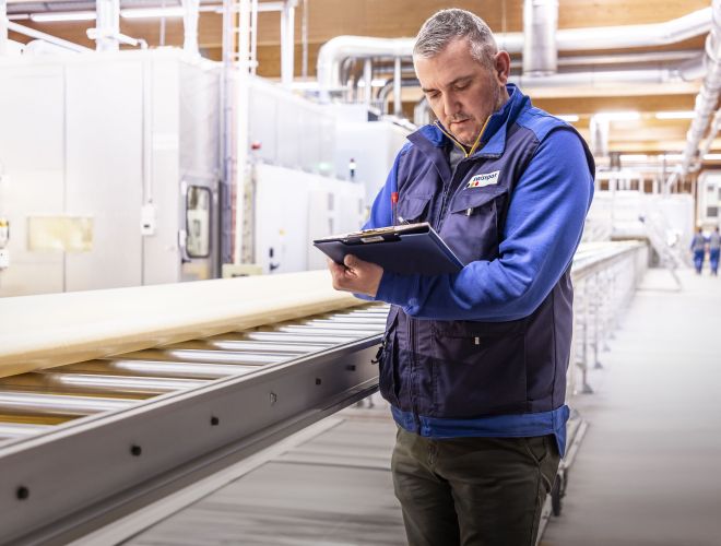 Mitarbeiter am Laufband beim XPS XPS Produktion Boswil