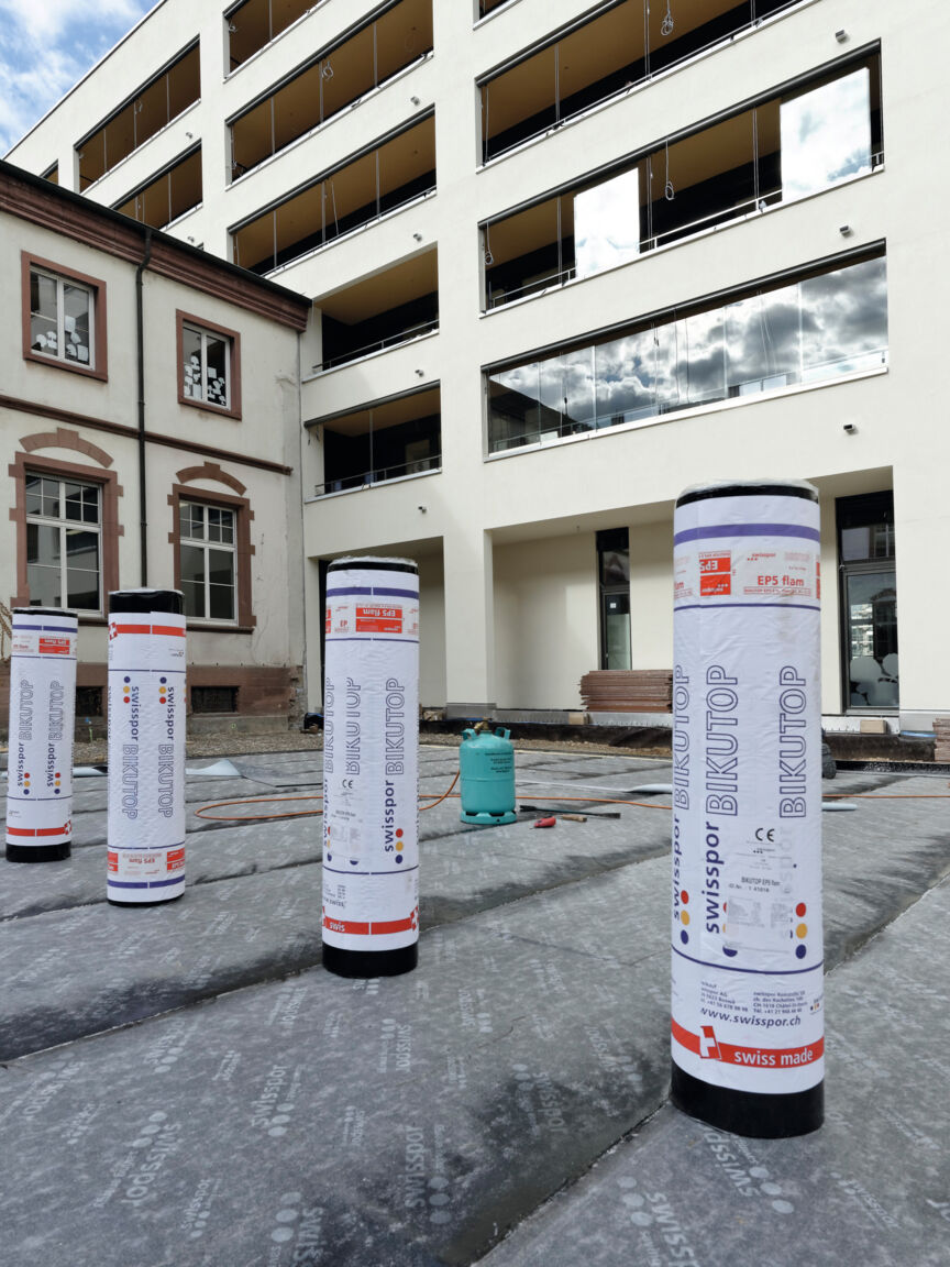 Ansicht Turnhallenflachdach vor dem Verarbeiten der 2. Abdichtungslage swissporBIKUTOP EP5 flam