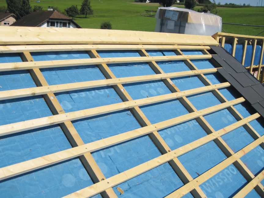 Contro listelli e listelli del tetto pronti per l'installazione delle lastre del tetto Swisspearl Casa unifamiliare Thalmann