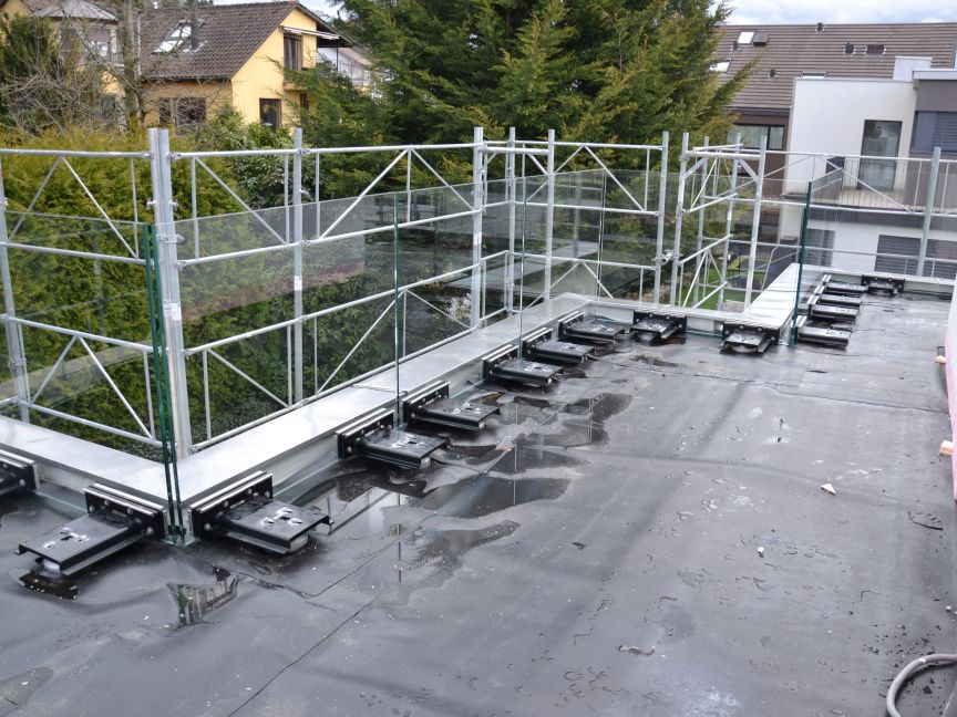Exakt ausgerichtete Glasscheibenlinie dank der Glaskonsole Terrassenüberbauung Erlenbach