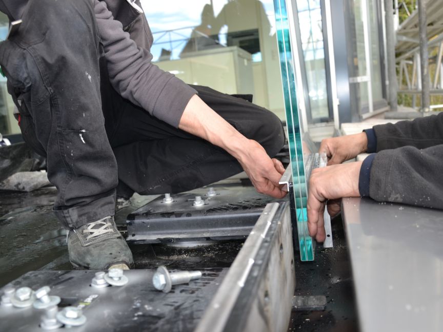 Das präzise Setzen der Glasscheibe in die vormontierte Glaskonsole 350 ist mit wenigen Handgriffen erledigt. Terrassenüberbauung Erlenbach