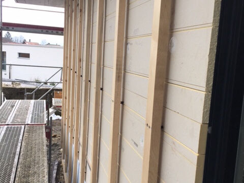 Verarbeiteter swissporPUR (PIR) bereit zur "Aufnahme" der Holzschalung und Fassadenbekleidung