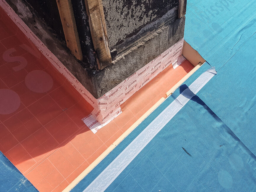 Raccordement du lé de sous-couverture à la cheminée
