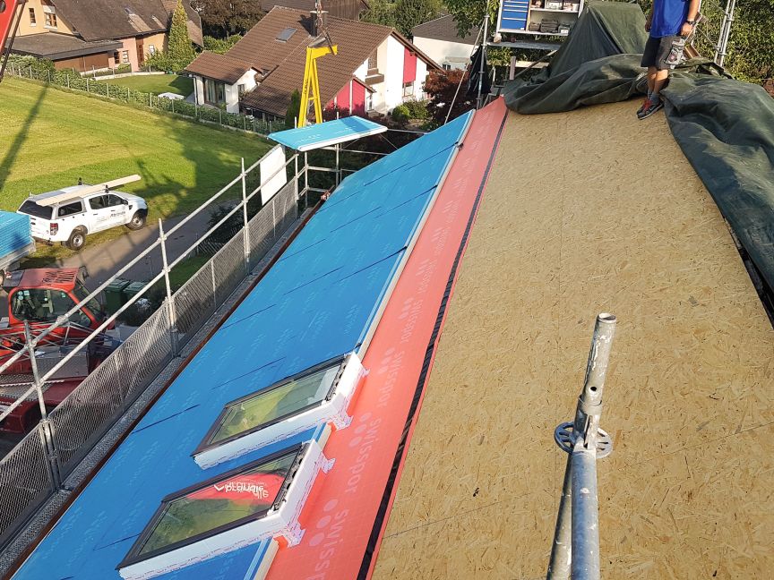 Pannelli swissporTETTO Alu Difuplan installati con sottostante strato di freno al vapore swisspor SD 5 Casa unifamiliare Thalmann