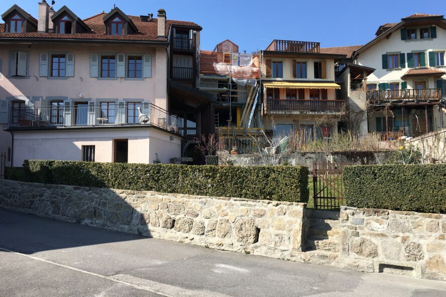 Frontansicht des Wohnhauses im Umbau