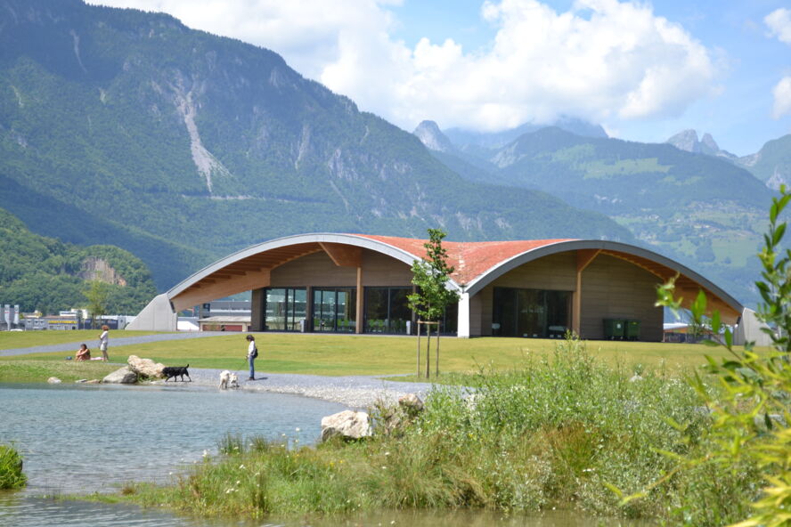 Aussenansicht Pavillon mit Parkbesuchern