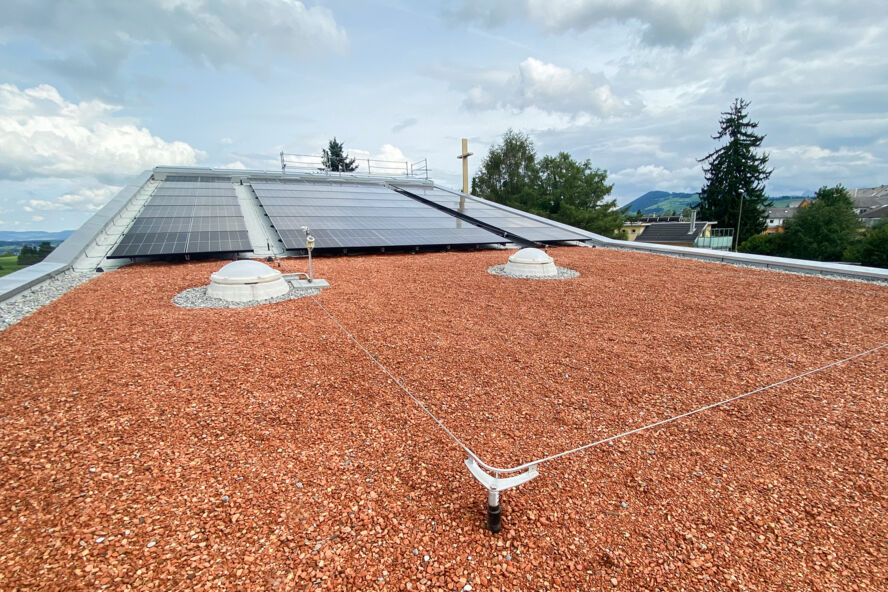 Installation BefTec sur le toit d'une &eacute;glise &agrave; Samstagern