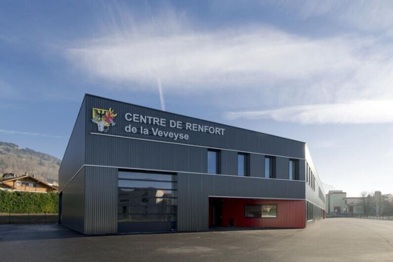 Frontansicht Centre de Renfort mit blauem Himmel