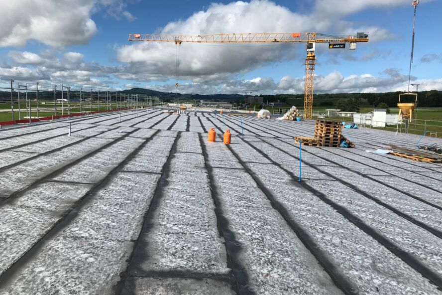 Grundriss des Geb&auml;udes an einem sonnigen Tag